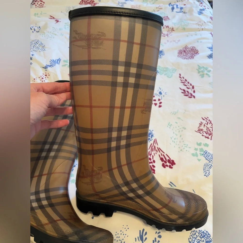Burberry Haymarket Check Pattern Rubber Rain Boots! - Picture 4 of 12